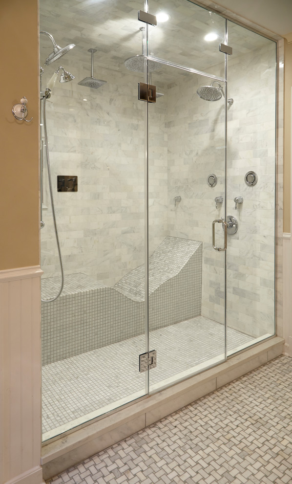 Foto de cuarto de baño principal bohemio de tamaño medio con ducha empotrada, baldosas y/o azulejos de mármol, suelo de mármol, suelo blanco y ducha con puerta con bisagras