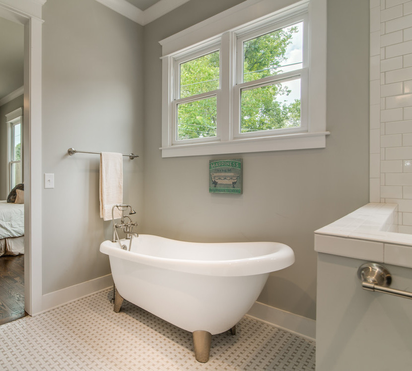 Свежая идея для дизайна: главная ванная комната в современном стиле с отдельно стоящей ванной, белой плиткой и белыми стенами - отличное фото интерьера