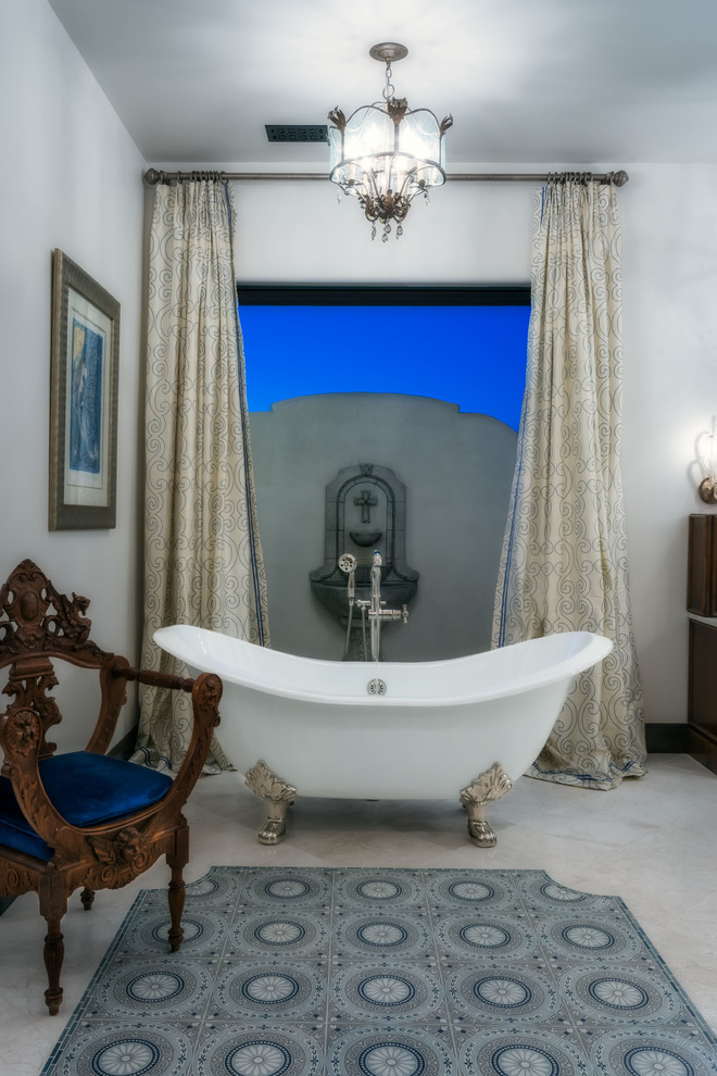Ejemplo de cuarto de baño principal mediterráneo grande con armarios con paneles empotrados, puertas de armario blancas, bañera con patas, suelo de mármol, encimera de mármol y suelo blanco