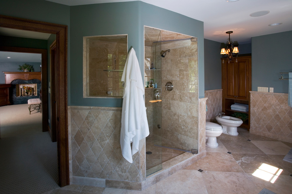 Modelo de cuarto de baño principal tradicional grande con ducha empotrada, sanitario de dos piezas, baldosas y/o azulejos de piedra, paredes azules y suelo de piedra caliza