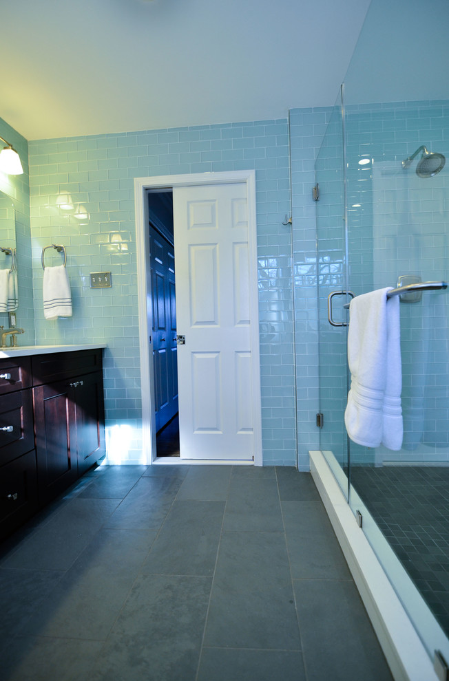 Стильный дизайн: большая главная ванная комната в стиле модернизм с врезной раковиной, фасадами в стиле шейкер, темными деревянными фасадами, столешницей из кварцита, открытым душем, синей плиткой, стеклянной плиткой, синими стенами и полом из сланца - последний тренд