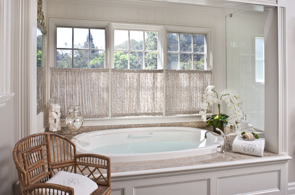 Foto på ett mellanstort vintage en-suite badrum, med vita skåp, ett platsbyggt badkar och vit kakel