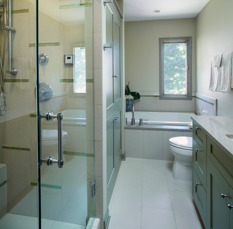 Cette photo montre une salle de bain principale rétro avec un lavabo encastré, des portes de placards vertess, un plan de toilette en quartz modifié, une baignoire posée, un carrelage beige, un mur vert et un sol en carrelage de céramique.
