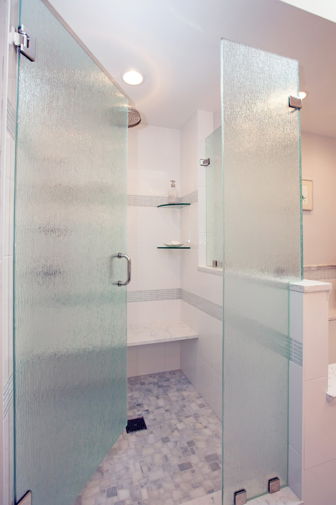 Пример оригинального дизайна: главная ванная комната в современном стиле с плоскими фасадами, серыми фасадами, полновстраиваемой ванной, душем без бортиков, унитазом-моноблоком, белой плиткой, белыми стенами, полом из мозаичной плитки, врезной раковиной, столешницей из искусственного кварца, разноцветным полом, душем с распашными дверями и белой столешницей