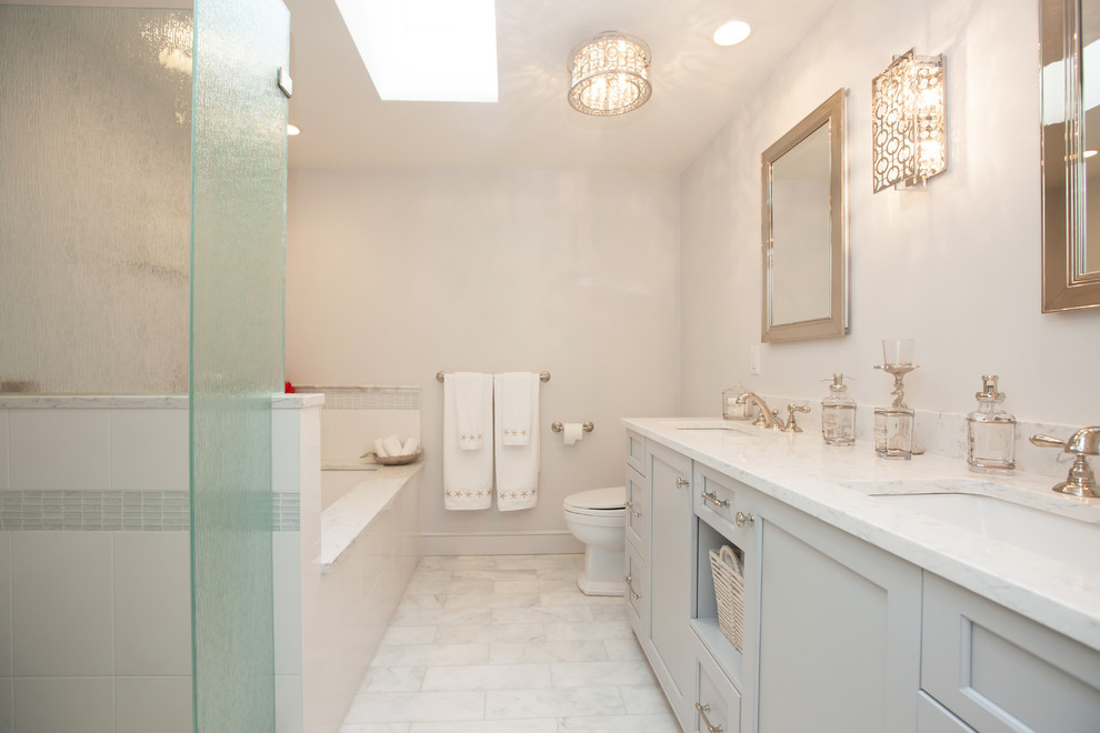 Свежая идея для дизайна: главная ванная комната в современном стиле с плоскими фасадами, серыми фасадами, полновстраиваемой ванной, душем без бортиков, унитазом-моноблоком, белой плиткой, белыми стенами, полом из мозаичной плитки, врезной раковиной, столешницей из искусственного кварца, разноцветным полом, душем с распашными дверями и белой столешницей - отличное фото интерьера