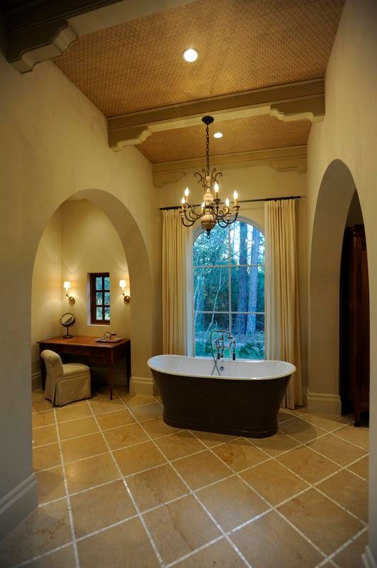 Идея дизайна: большая главная ванная комната в средиземноморском стиле с отдельно стоящей ванной, бежевой плиткой, бежевыми стенами и полом из керамогранита