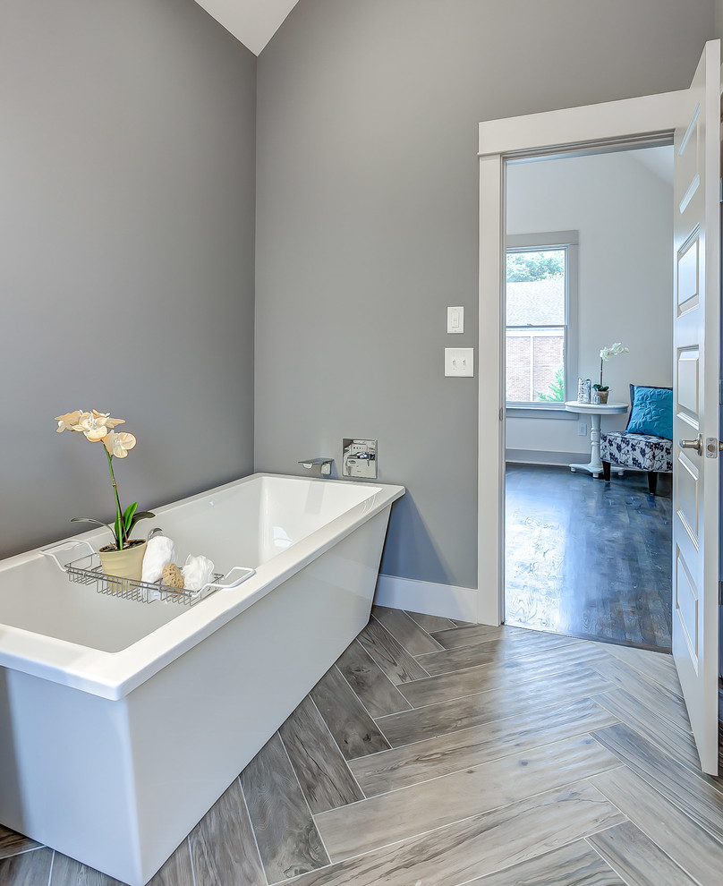 Стильный дизайн: большая главная ванная комната в современном стиле с плоскими фасадами, белыми фасадами, серой плиткой и серыми стенами - последний тренд