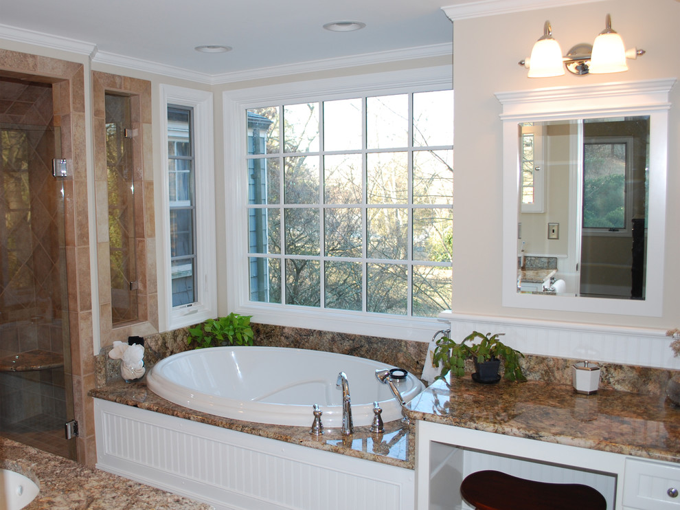 Foto de cuarto de baño tradicional con armarios estilo shaker, puertas de armario blancas, bañera encastrada, paredes beige y encimera de granito