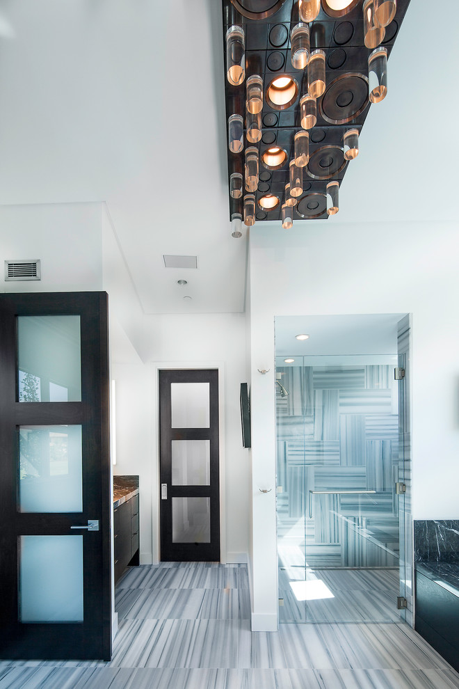 Inspiration för moderna badrum, med släta luckor, en dusch i en alkov och grå kakel