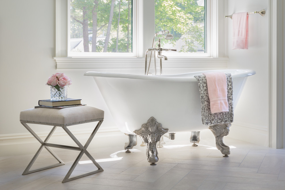 Idéer för stora vintage vitt en-suite badrum, med luckor med infälld panel, grå skåp, ett badkar med tassar, en dusch i en alkov, vita väggar, klinkergolv i porslin, ett undermonterad handfat, bänkskiva i kvarts, grått golv och dusch med gångjärnsdörr