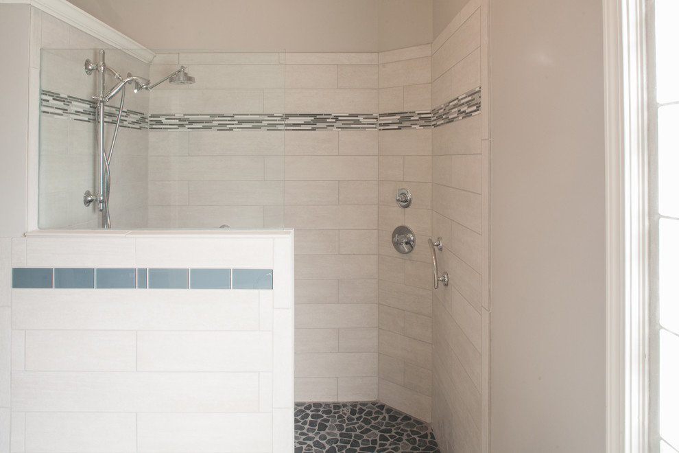 Klassisk inredning av ett stort en-suite badrum, med ett undermonterad handfat, luckor med infälld panel, vita skåp, bänkskiva i kvarts, ett fristående badkar, grå kakel, porslinskakel, grå väggar, klinkergolv i porslin, en hörndusch, beiget golv och med dusch som är öppen