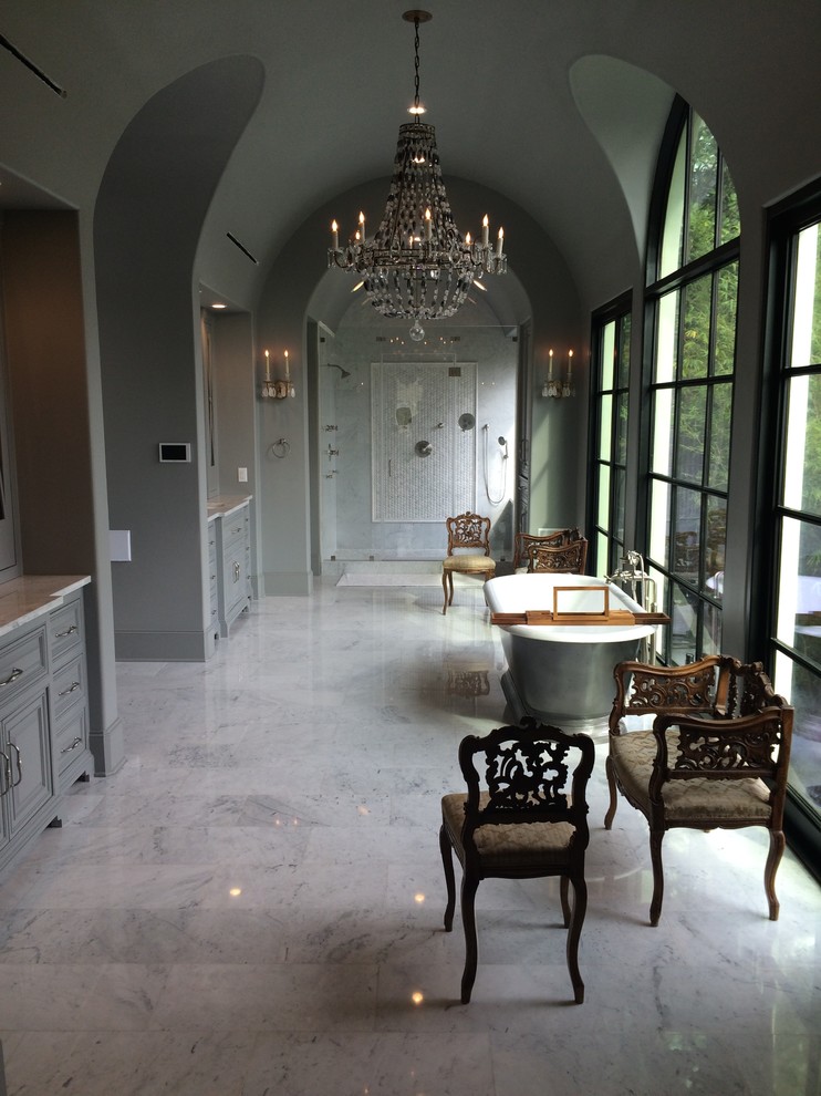 Ispirazione per un'ampia stanza da bagno padronale classica con ante a filo, ante grigie, top in marmo, vasca freestanding, piastrelle bianche, pareti grigie e pavimento in marmo