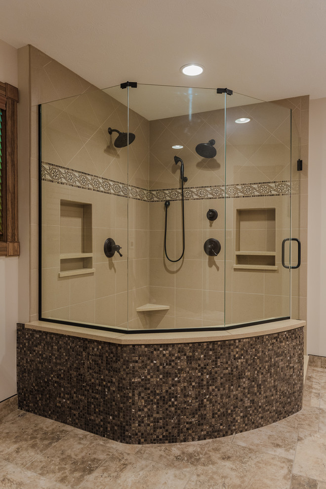 На фото: ванная комната в стиле неоклассика (современная классика)