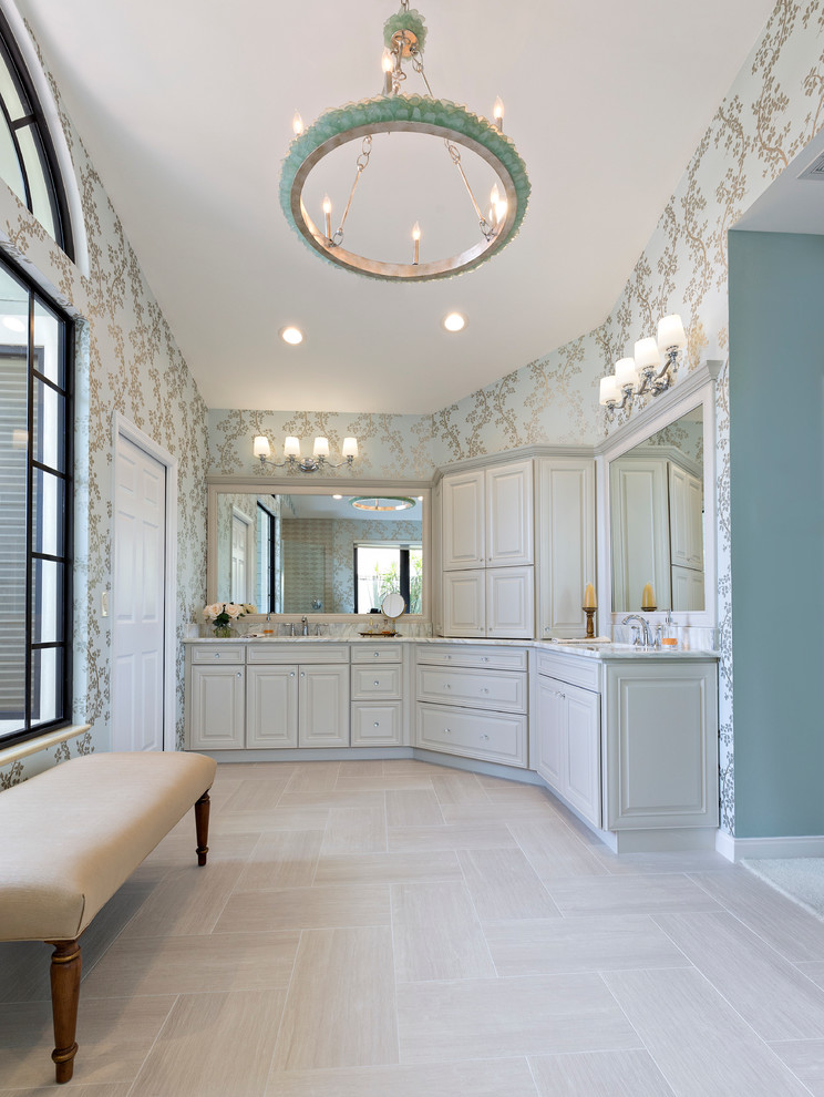 Exempel på ett stort klassiskt en-suite badrum, med luckor med upphöjd panel, en dubbeldusch, beige kakel, porslinskakel, marmorbänkskiva, flerfärgade väggar, klinkergolv i porslin, ett undermonterad handfat och grå skåp