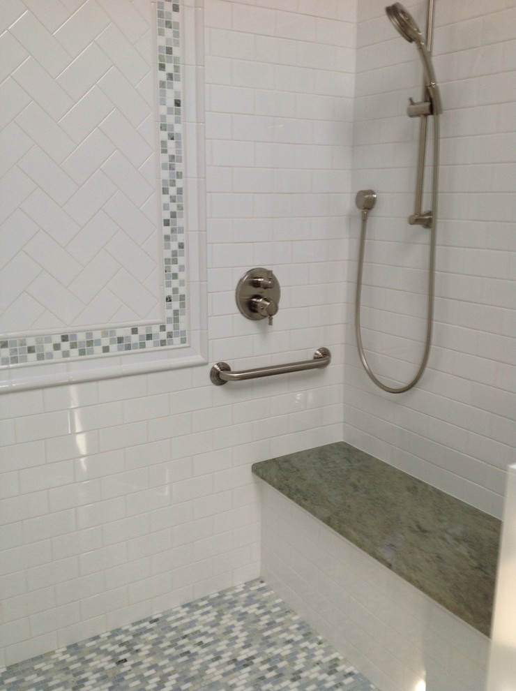 Пример оригинального дизайна: главная ванная комната в классическом стиле с душем в нише, белой плиткой и плиткой кабанчик