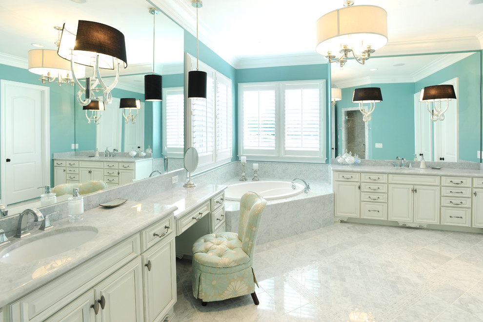 Стильный дизайн: ванная комната в классическом стиле с накладной ванной - последний тренд