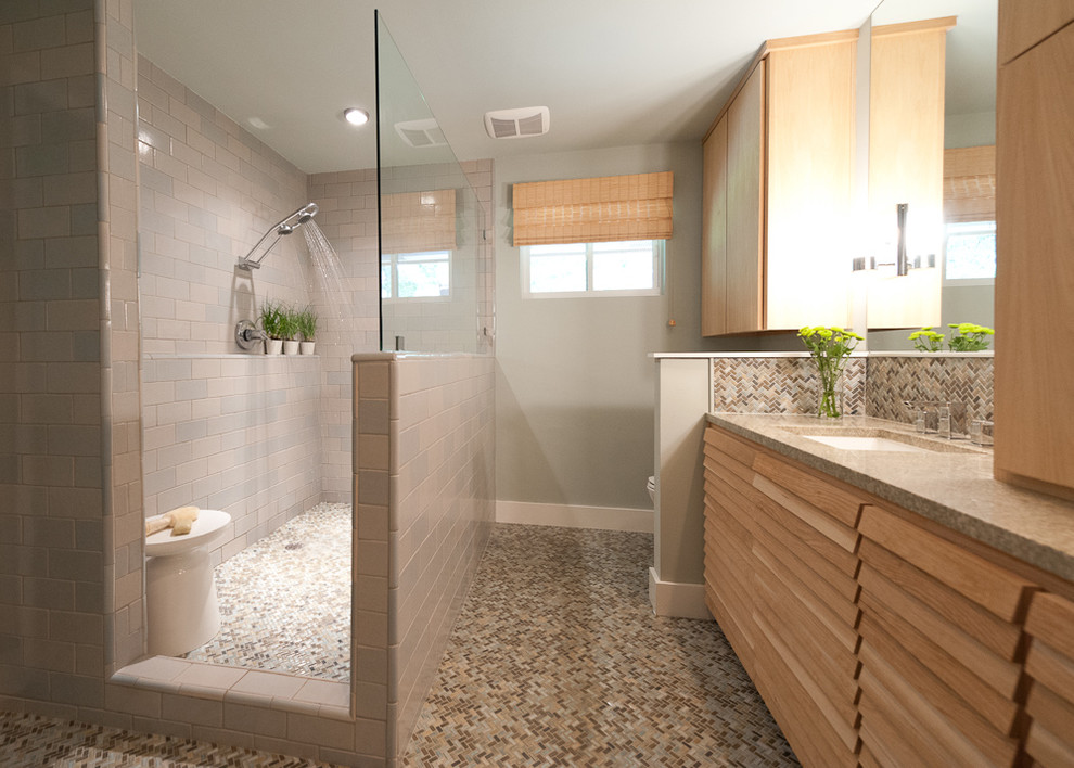 Свежая идея для дизайна: ванная комната в современном стиле с врезной раковиной, фасадами с филенкой типа жалюзи, светлыми деревянными фасадами, открытым душем, бежевой плиткой, плиткой мозаикой и открытым душем - отличное фото интерьера