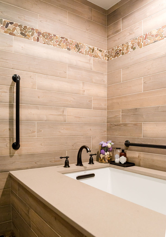 Exemple d'une salle de bain principale tendance en bois clair de taille moyenne avec une baignoire d'angle, un combiné douche/baignoire, WC à poser, un carrelage multicolore, des carreaux de porcelaine, un mur beige, un sol en carrelage de porcelaine, un lavabo posé, un plan de toilette en quartz modifié, un sol multicolore et une cabine de douche à porte battante.