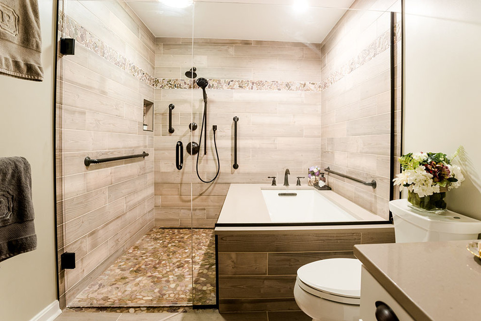 Idéer för att renovera ett mellanstort funkis en-suite badrum, med skåp i ljust trä, ett hörnbadkar, en dusch/badkar-kombination, en toalettstol med hel cisternkåpa, flerfärgad kakel, porslinskakel, beige väggar, klinkergolv i porslin, ett nedsänkt handfat, bänkskiva i kvarts, flerfärgat golv och dusch med gångjärnsdörr
