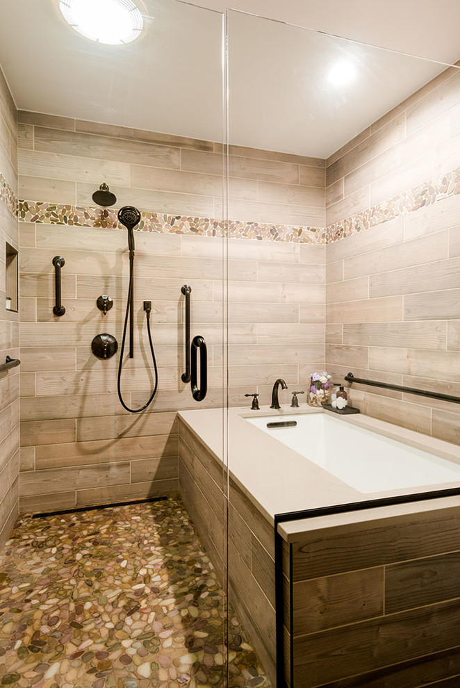 Exempel på ett mellanstort modernt en-suite badrum, med skåp i ljust trä, ett hörnbadkar, en dusch/badkar-kombination, en toalettstol med hel cisternkåpa, flerfärgad kakel, porslinskakel, beige väggar, klinkergolv i porslin, ett nedsänkt handfat, bänkskiva i kvarts, flerfärgat golv och dusch med gångjärnsdörr