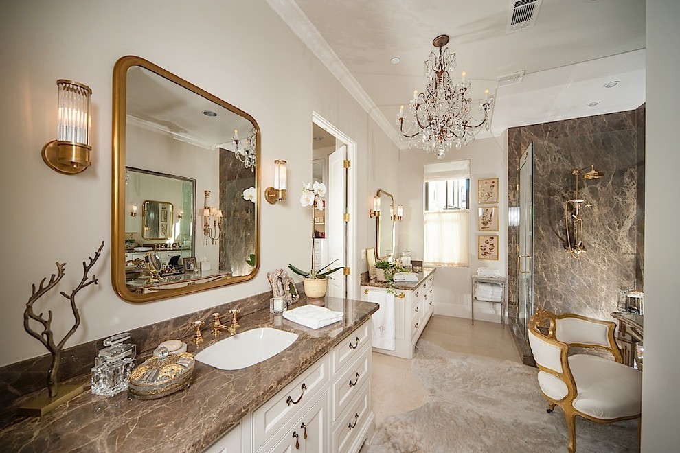 Inspiration för ett stort vintage en-suite badrum, med luckor med infälld panel, vita skåp, en hörndusch, beige väggar, kalkstensgolv, ett undermonterad handfat, bänkskiva i kvartsit, beiget golv och dusch med gångjärnsdörr