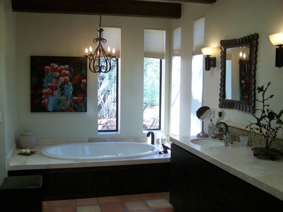 Ispirazione per una stanza da bagno padronale american style di medie dimensioni con ante in stile shaker, ante in legno bruno, vasca da incasso, pareti beige, pavimento in terracotta, lavabo sottopiano e pavimento rosso