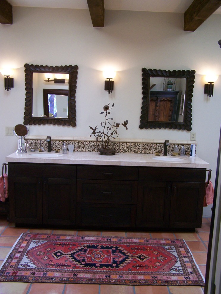 На фото: главная ванная комната среднего размера в стиле фьюжн с фасадами в стиле шейкер, темными деревянными фасадами, накладной ванной, бежевыми стенами, полом из терракотовой плитки, врезной раковиной и красным полом с