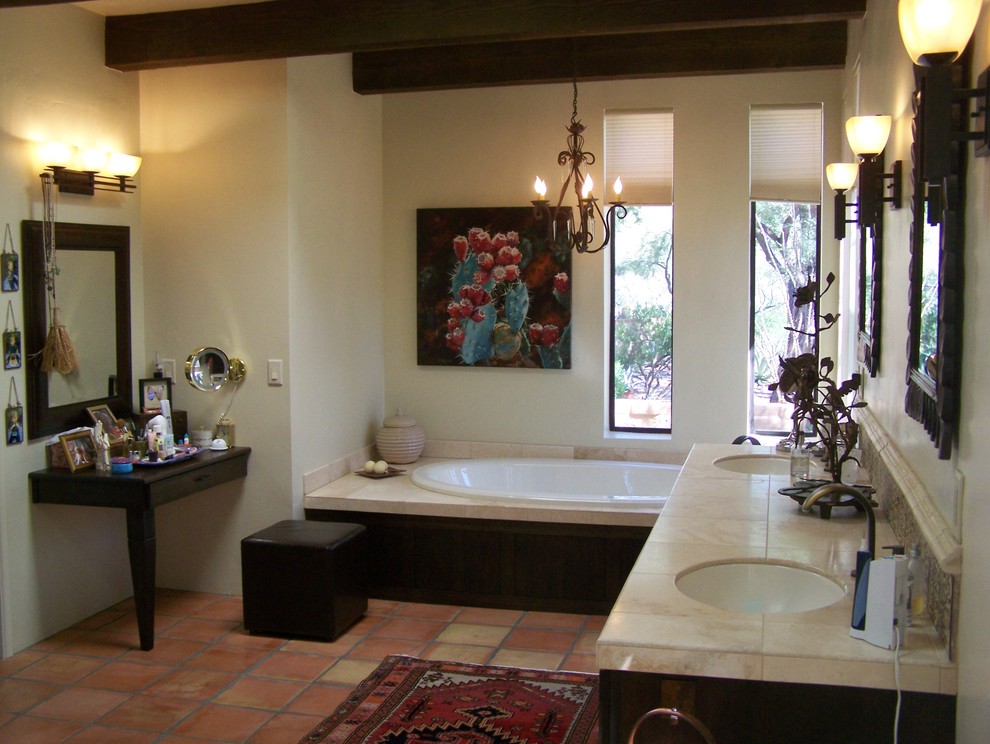 Foto di una stanza da bagno padronale american style di medie dimensioni con pareti beige, pavimento in terracotta, lavabo sottopiano, pavimento rosso, vasca da incasso, ante in legno bruno e ante in stile shaker