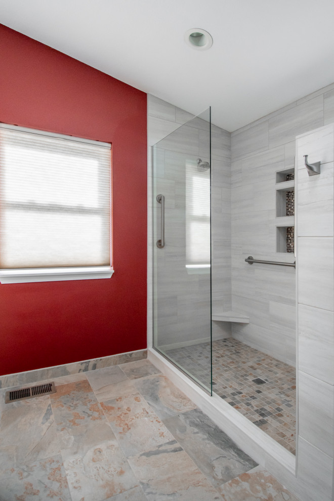 На фото: огромная главная ванная комната в стиле неоклассика (современная классика) с фасадами в стиле шейкер, синими фасадами, угловым душем, раздельным унитазом, бежевой плиткой, керамической плиткой, красными стенами, полом из керамогранита, врезной раковиной, столешницей из искусственного кварца, бежевым полом, открытым душем, серой столешницей, нишей, тумбой под две раковины и встроенной тумбой с