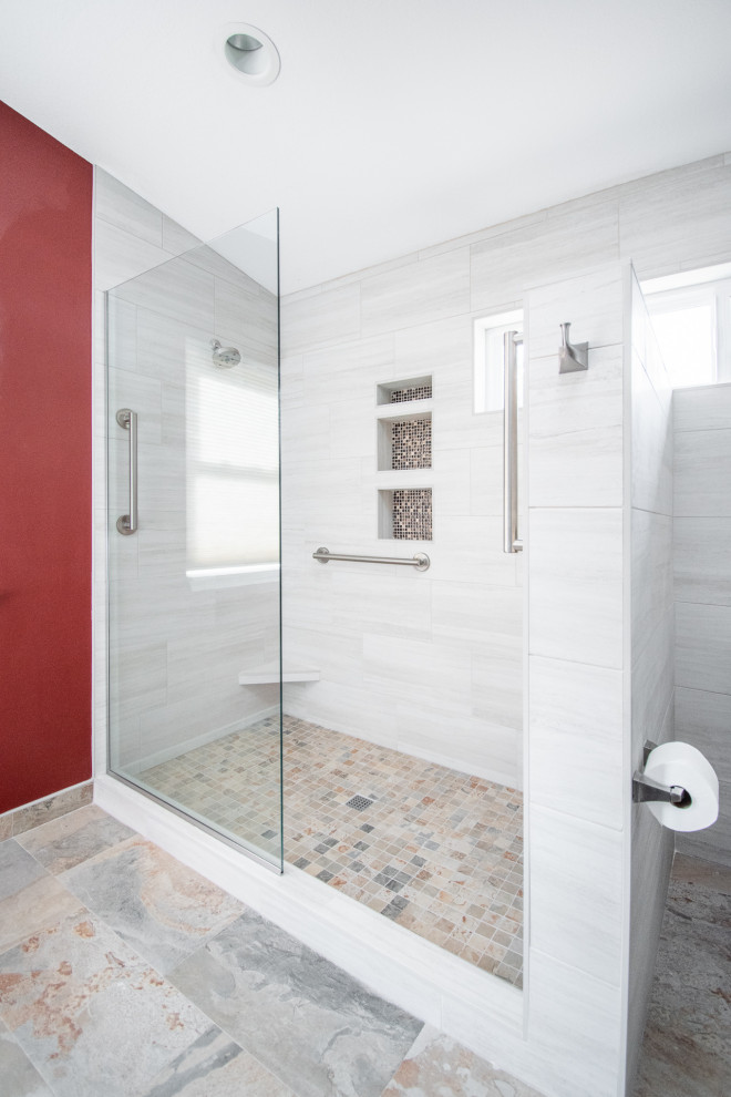 Idee per un'ampia stanza da bagno padronale tradizionale con ante in stile shaker, ante blu, doccia ad angolo, WC a due pezzi, piastrelle beige, piastrelle in ceramica, pareti rosse, pavimento in gres porcellanato, lavabo sottopiano, top in quarzo composito, pavimento beige, doccia aperta, top grigio, nicchia, due lavabi e mobile bagno incassato