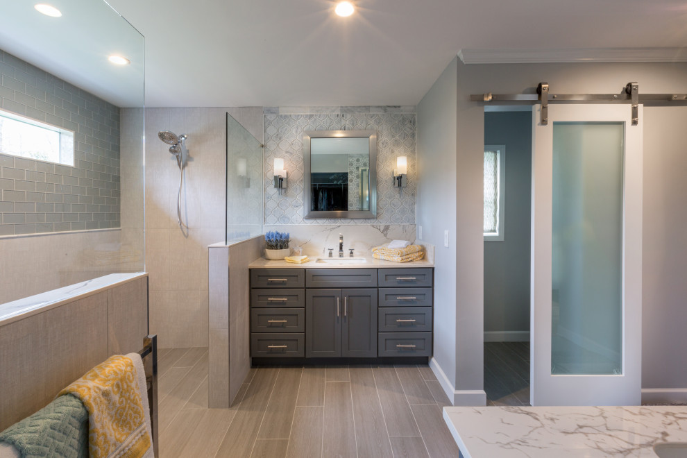 Modelo de cuarto de baño contemporáneo con baldosas y/o azulejos de vidrio, suelo de baldosas de porcelana y lavabo encastrado