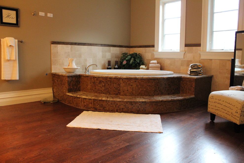Inspiration pour une grande salle de bain avec un plan de toilette en marbre, une baignoire d'angle, un carrelage marron, des carreaux de porcelaine, un mur beige et parquet foncé.