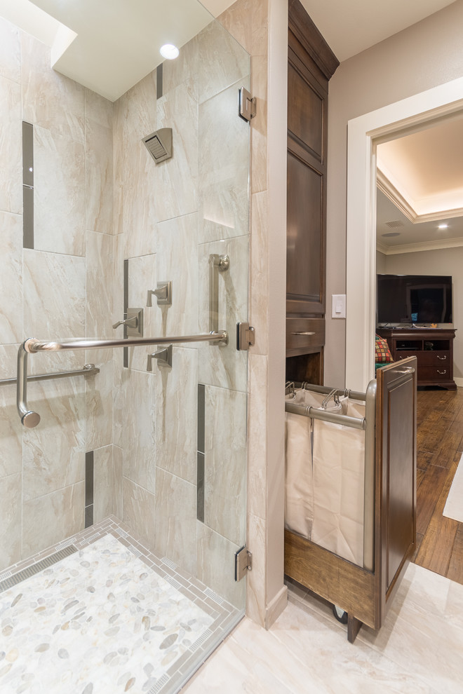 Cette image montre une salle de bain principale traditionnelle en bois brun de taille moyenne avec un lavabo encastré, un placard avec porte à panneau surélevé, un plan de toilette en granite, une douche à l'italienne, un carrelage gris, un carrelage en pâte de verre, un mur beige, un sol en carrelage de porcelaine et buanderie.