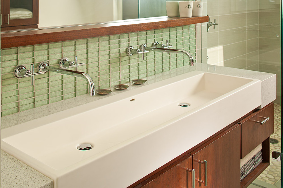 Foto de cuarto de baño moderno con baldosas y/o azulejos de vidrio