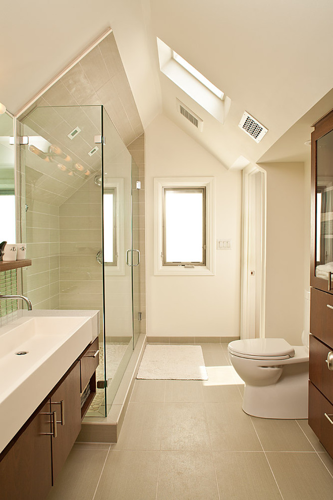 Idée de décoration pour une salle de bain design avec une grande vasque.