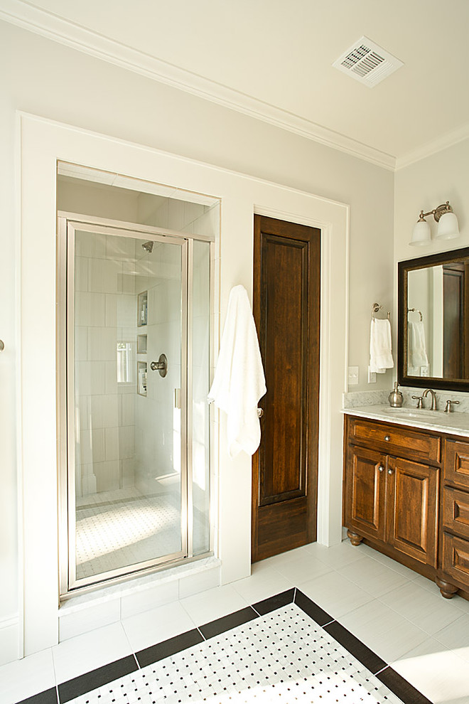 На фото: ванная комната: освещение в классическом стиле с плиткой мозаикой с