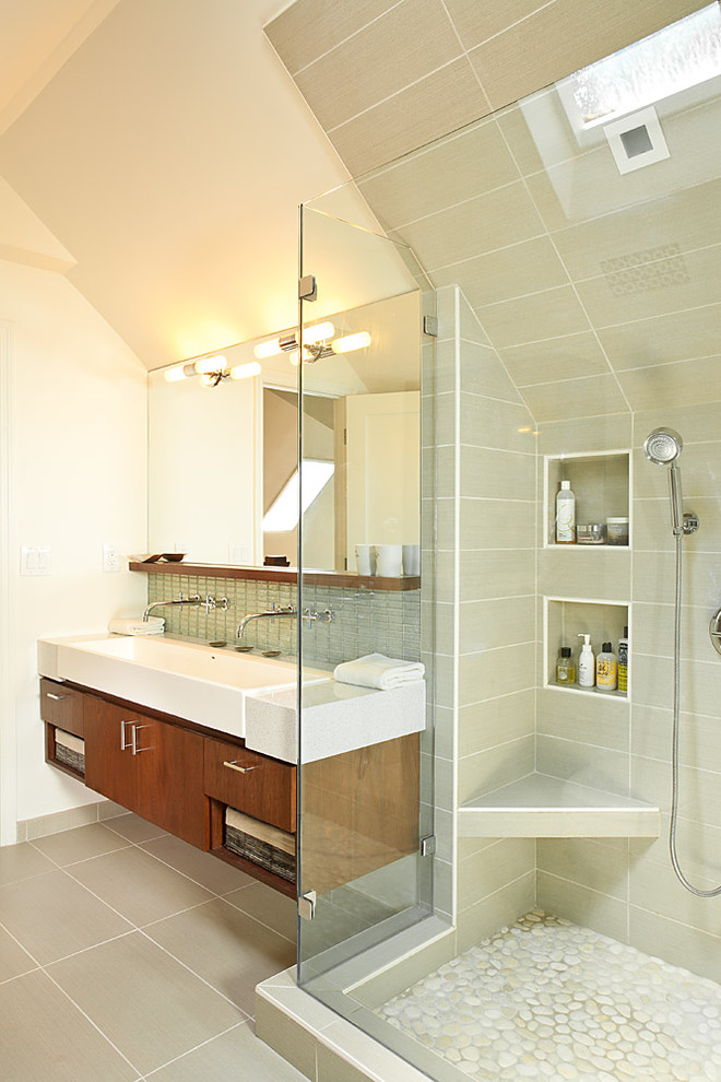 Cette image montre une salle de bain design avec une vasque.