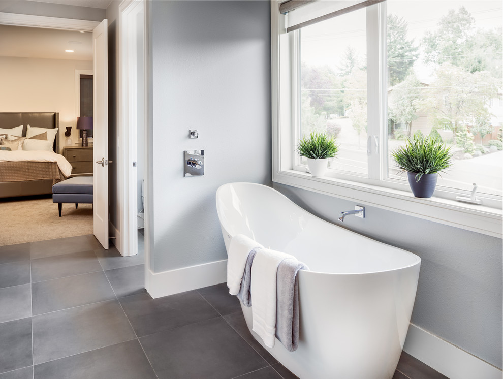 Foto di una grande stanza da bagno padronale design con vasca freestanding, doccia alcova, pareti grigie, pavimento con piastrelle in ceramica, pavimento grigio e doccia aperta