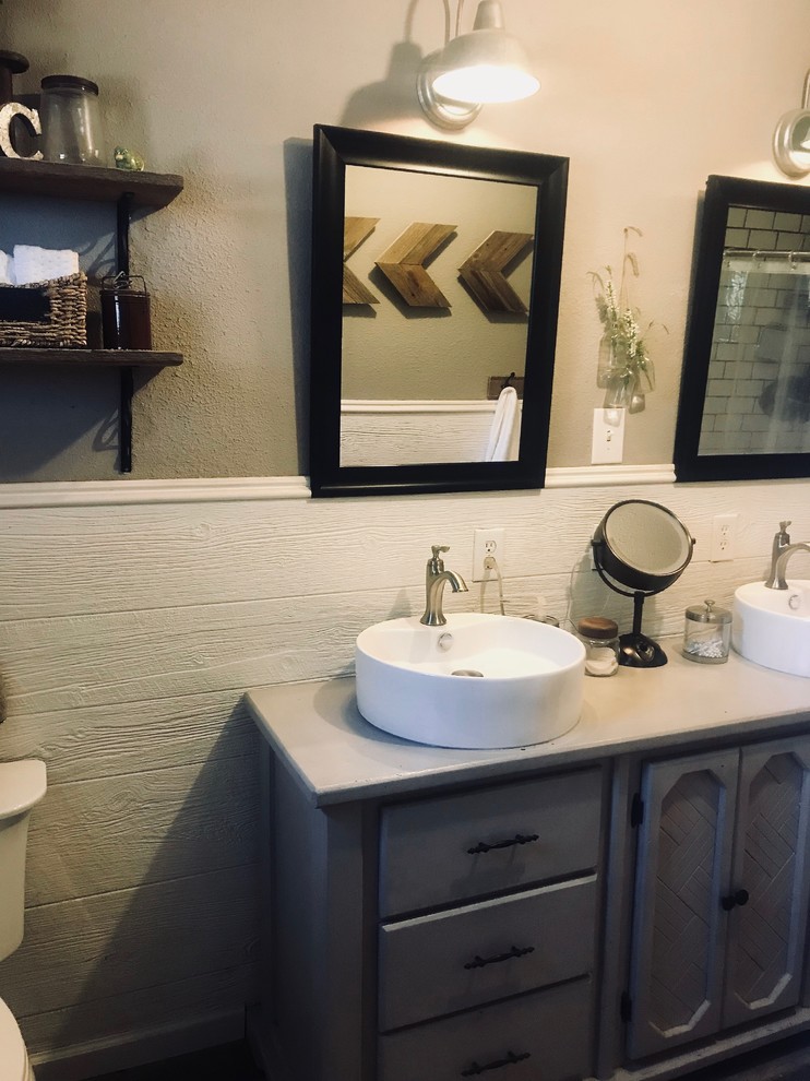 Esempio di una stanza da bagno padronale country di medie dimensioni con ante grigie, doccia doppia, piastrelle bianche, piastrelle diamantate, pavimento in travertino e pavimento grigio