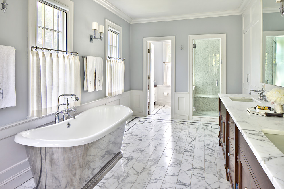 Idéer för ett stort klassiskt en-suite badrum, med marmorbänkskiva, ett fristående badkar, grå väggar, marmorgolv, ett undermonterad handfat, en dusch i en alkov, luckor med infälld panel och skåp i mörkt trä