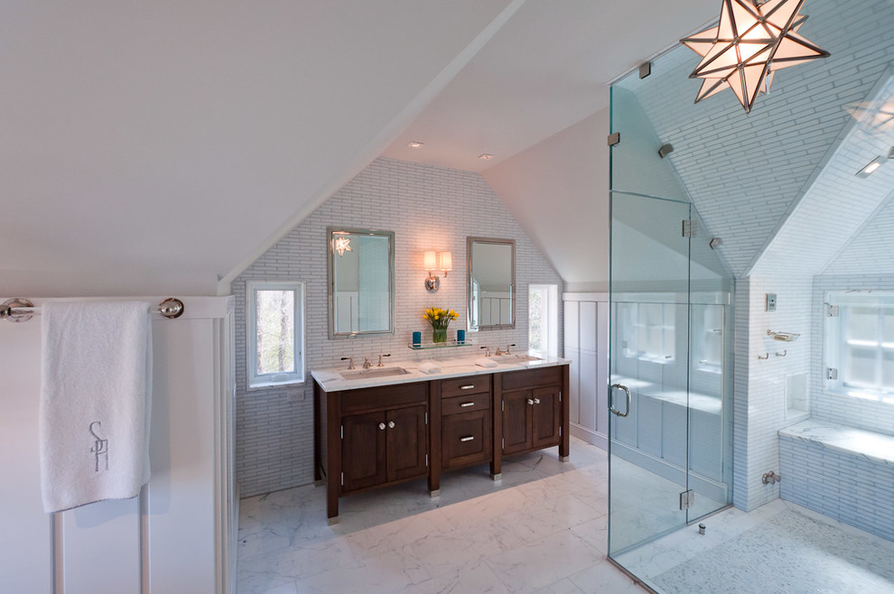 На фото: ванная комната в стиле неоклассика (современная классика) с темными деревянными фасадами, угловым душем, белой плиткой, белыми стенами и фасадами в стиле шейкер с