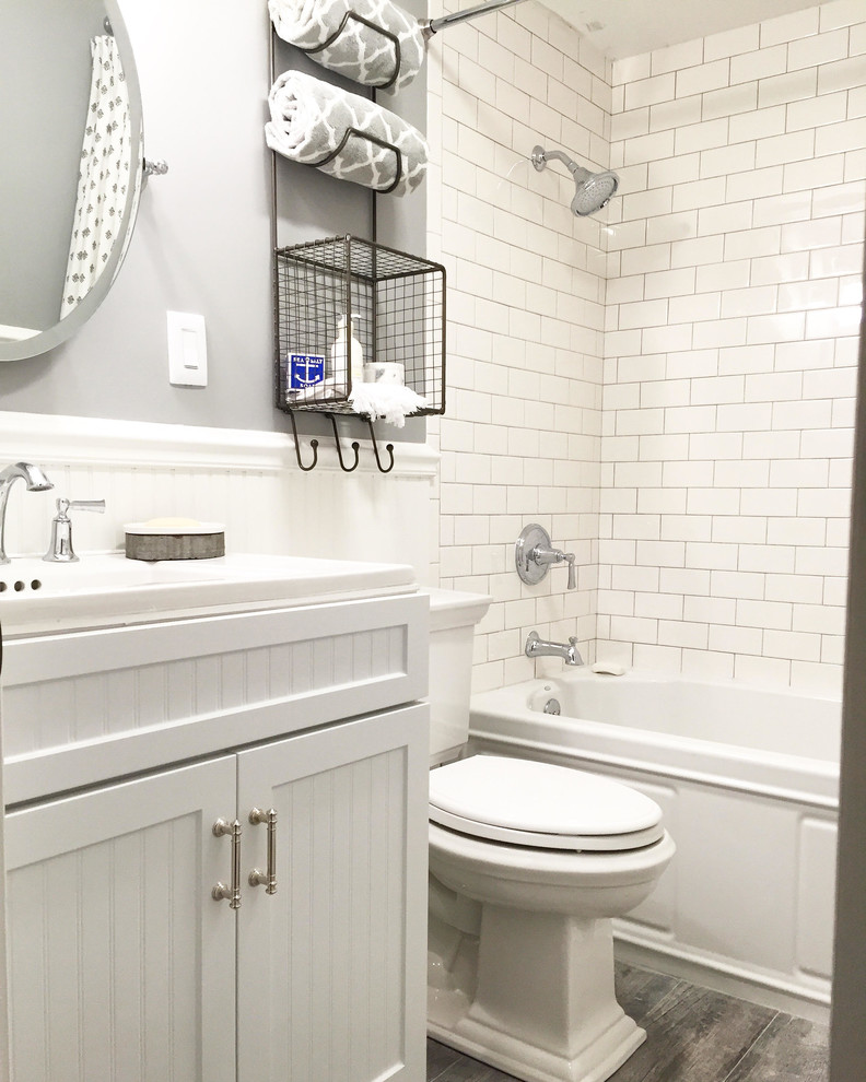 Idéer för att renovera ett mellanstort vintage badrum, med skåp i shakerstil, vita skåp, ett badkar i en alkov, en dusch/badkar-kombination, en toalettstol med separat cisternkåpa, vit kakel, tunnelbanekakel, grå väggar, ett nedsänkt handfat, grått golv och dusch med duschdraperi