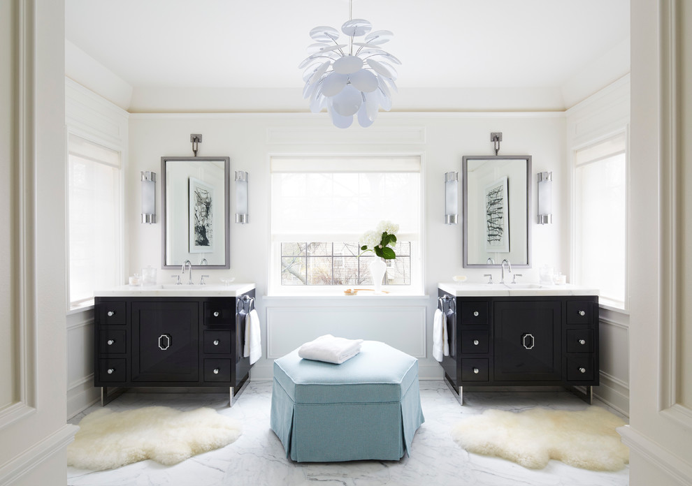 На фото: главная ванная комната среднего размера в стиле неоклассика (современная классика) с черными фасадами, белой плиткой, белыми стенами, монолитной раковиной, мраморным полом, мраморной столешницей и фасадами в стиле шейкер с