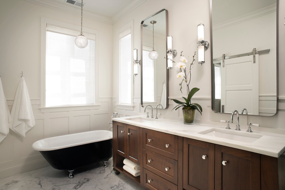 Idéer för att renovera ett mellanstort vintage en-suite badrum, med skåp i shakerstil, skåp i mellenmörkt trä, ett badkar med tassar, vita väggar, marmorgolv, ett undermonterad handfat och marmorbänkskiva