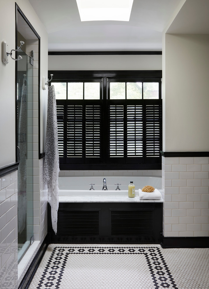 На фото: большая главная ванная комната в стиле неоклассика (современная классика) с душем в нише, черно-белой плиткой, полом из керамической плитки, накладной ванной, плиткой кабанчик, белыми стенами и душем с распашными дверями с