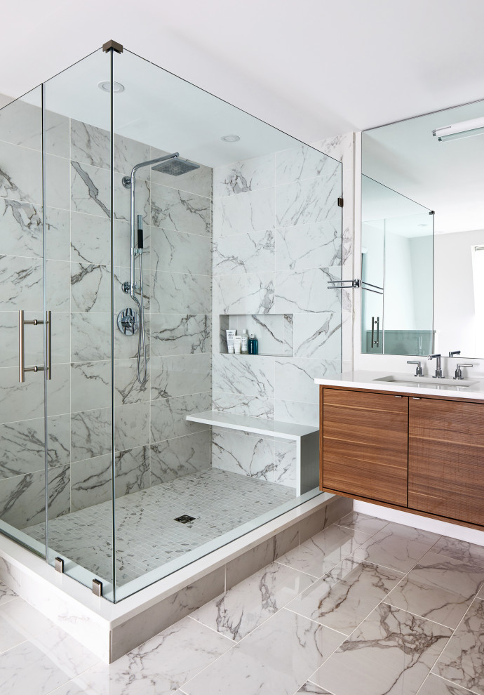Пример оригинального дизайна: большая ванная комната в современном стиле с коричневыми фасадами, угловым душем, серой плиткой, душем с распашными дверями и белой столешницей
