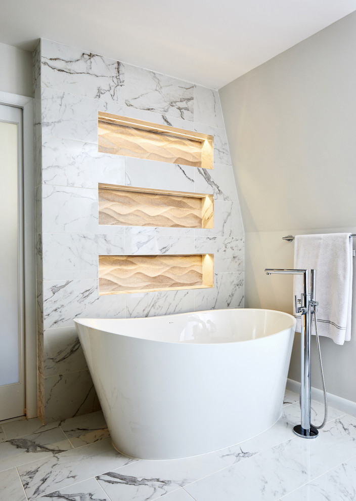 Ispirazione per una grande stanza da bagno design con ante marroni, doccia ad angolo, piastrelle grigie, porta doccia a battente e top bianco