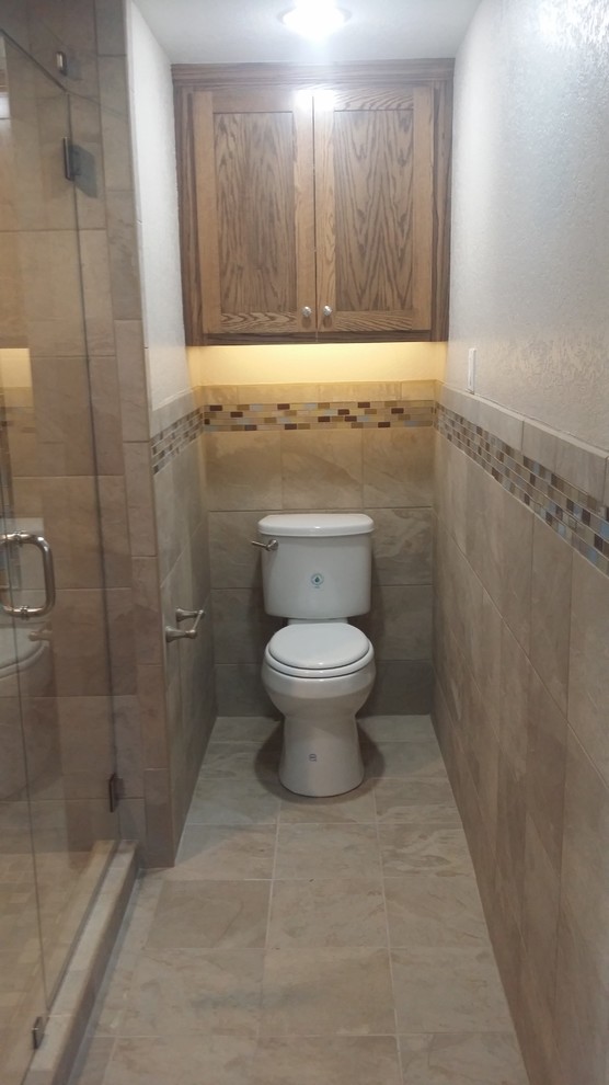 Aménagement d'une salle de bain classique avec une douche d'angle, WC séparés, un carrelage beige, des carreaux de céramique, un mur beige, un sol en carrelage de céramique, un sol beige et une cabine de douche à porte battante.
