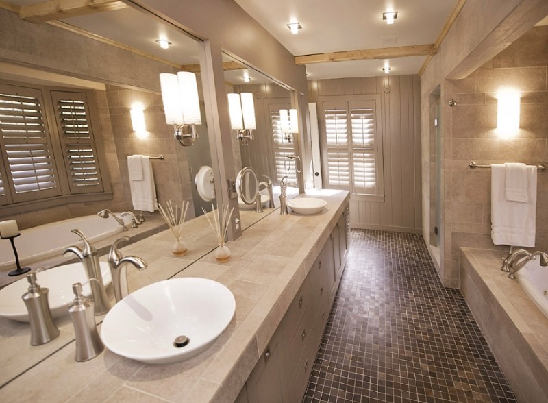 Inredning av ett modernt stort en-suite badrum, med ett fristående handfat, släta luckor och ett platsbyggt badkar