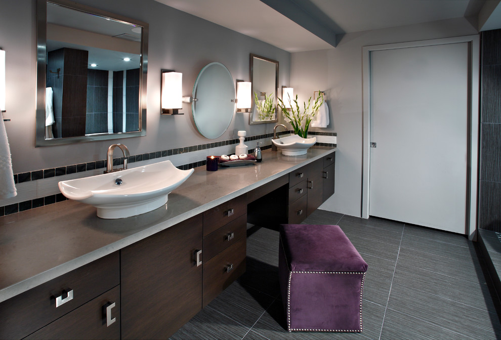 Exempel på ett stort modernt badrum, med ett fristående handfat, släta luckor, skåp i mörkt trä, bänkskiva i kvarts, ett fristående badkar, en öppen dusch, flerfärgad kakel och klinkergolv i porslin
